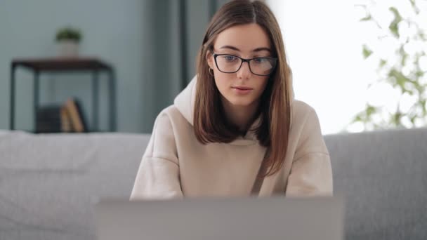 Frau benutzt Laptop für die Arbeit — Stockvideo