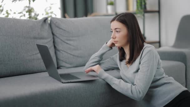 Mulher usando laptop para o trabalho — Vídeo de Stock