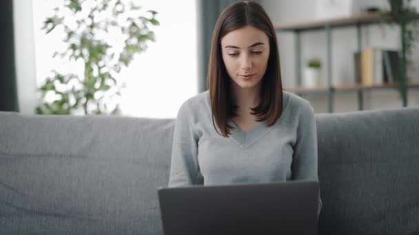 Uso de laptop para o trabalho — Vídeo de Stock