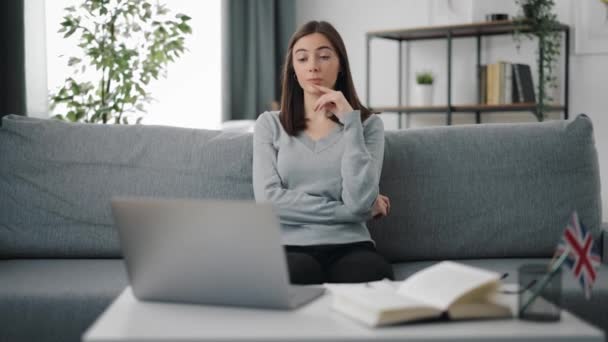 Pensive žena studuje na notebooku — Stock video