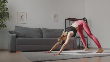 Kadın yerde uzanıyor.