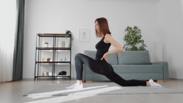 Fitness donna stretching corpo — Video Stock