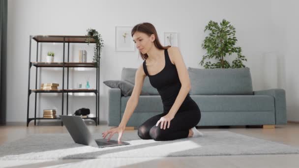 Laptop para assistir tutorial de ioga — Vídeo de Stock