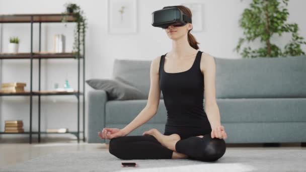 Yoga oefenen in VR-headset — Stockvideo