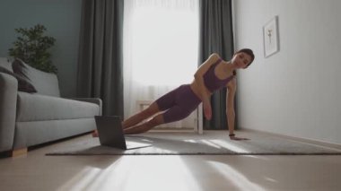 Tahtadaki kadın özel ders izliyor.