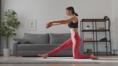 Kadın yerde yarılıyor.