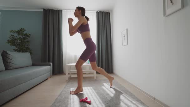 Γυναίκα κάνει ασκήσεις καταλήψεων — Αρχείο Βίντεο