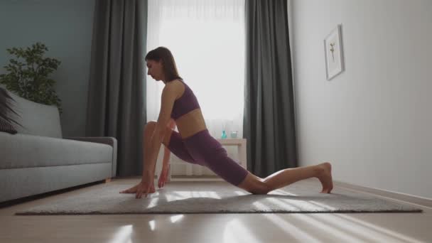 Donna che fa stretching a casa — Video Stock