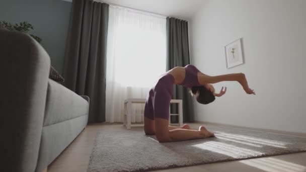 Mulher fazendo exercícios de alongamento — Vídeo de Stock