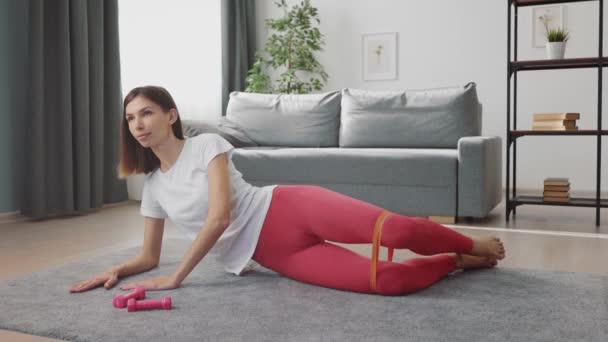 Kobieta trening nogi z zespołem — Wideo stockowe