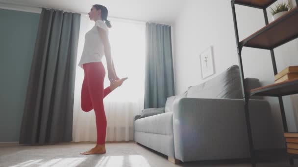 Nő csinál fitness otthon — Stock videók