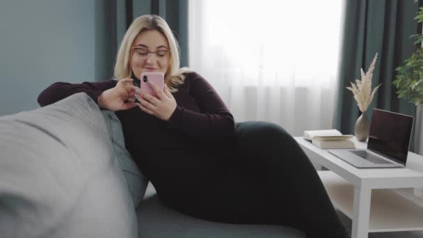 Femme en surpoids utilisant un smartphone — Video