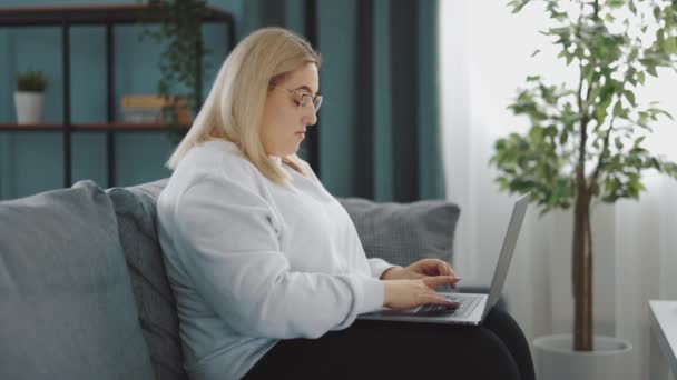Femme obèse travaillant sur un ordinateur portable — Video