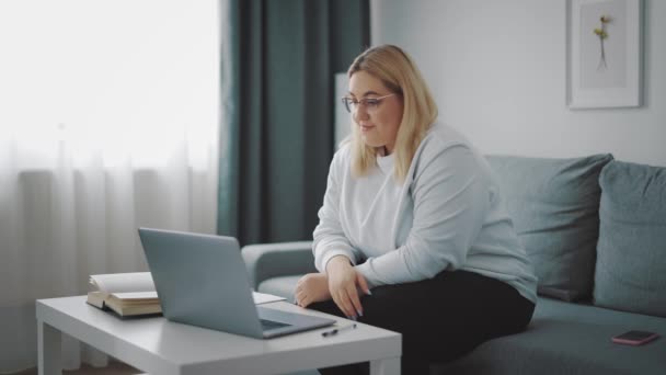 Túlbuzgó nő tanul laptopon — Stock videók