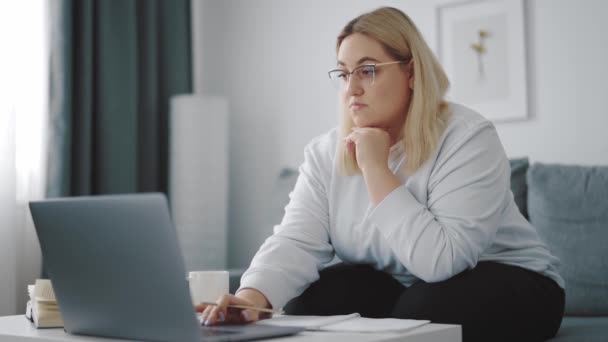 Çalışmak için dizüstü bilgisayar kullanan kadın — Stok video