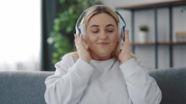 Müzik dinleyen obez kadın.