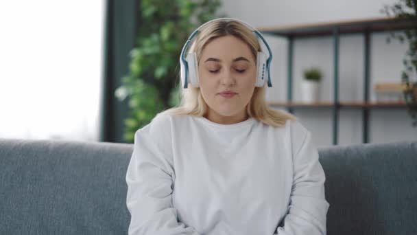 Kvinde i hovedtelefoner nyder musik – Stock-video