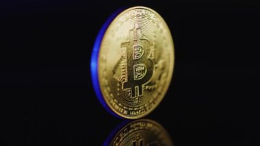 Bitcoin Karanlık Arkaplanda Metal Para