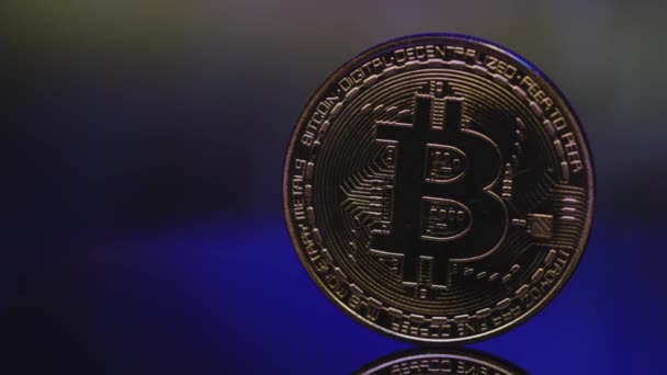 Bitcoin Metall Mynt på mörk bakgrund — Stockvideo