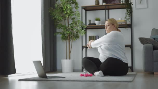 Kobieta korzystająca z laptopa dla sportu — Wideo stockowe