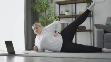 Antrenman için dizüstü bilgisayar kullanan kadın