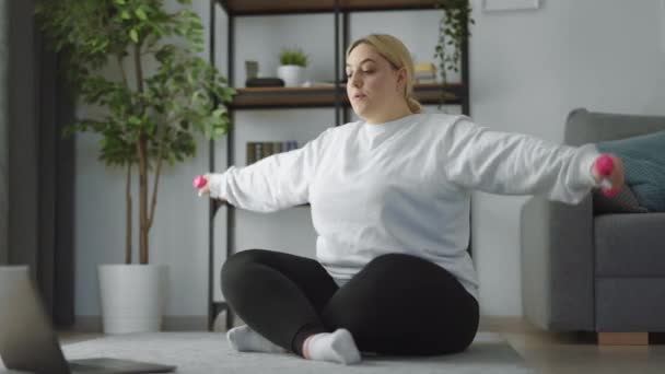 Толстая женщина занимается спортом — стоковое видео