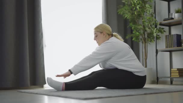 Plus tamaño mujer haciendo estiramiento — Vídeos de Stock