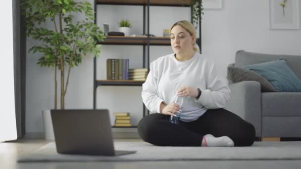 Mujer gorda descansando después del entrenamiento — Vídeo de stock