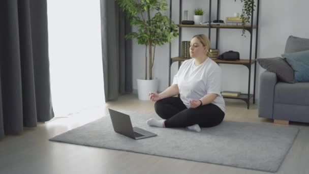 Mujer con sobrepeso meditando — Vídeo de stock