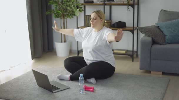 Plus size vrouw doet sport — Stockvideo