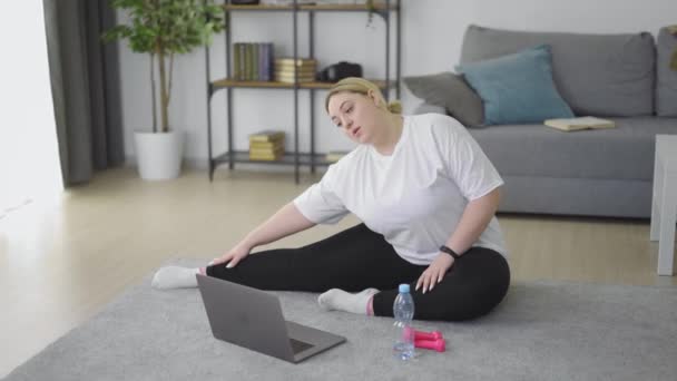 Mulher gorda alongamento pernas — Vídeo de Stock