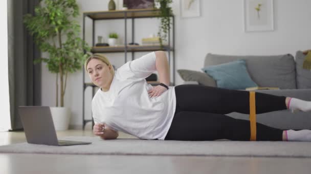 Mujer obesa entrenando con banda — Vídeos de Stock