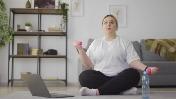 Oversized woman training with dumbbells — Stock Video