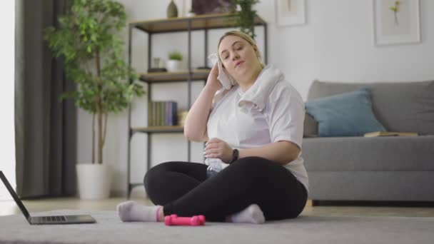 Mulher descansando após o treino — Vídeo de Stock