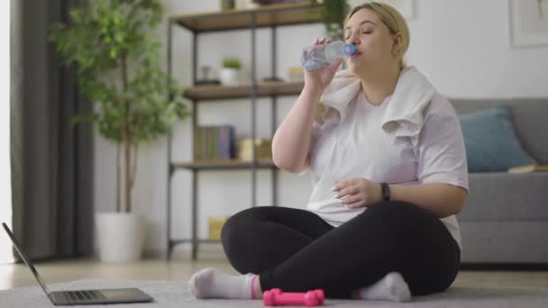 Overweight woman refreshing after sport — Stock Video