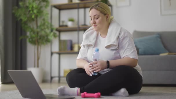 Übergewichtige Frau nutzt Laptop — Stockvideo