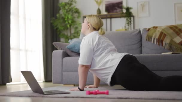 Obese vrouw stretching thuis — Stockvideo
