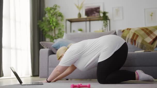 Överviktig kvinna stretching kropp — Stockvideo