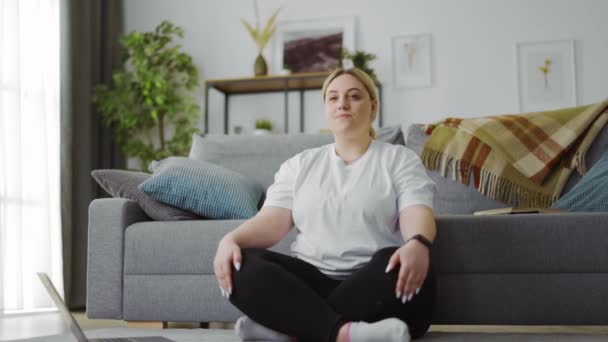 Femeia obeză meditând pe podea — Videoclip de stoc