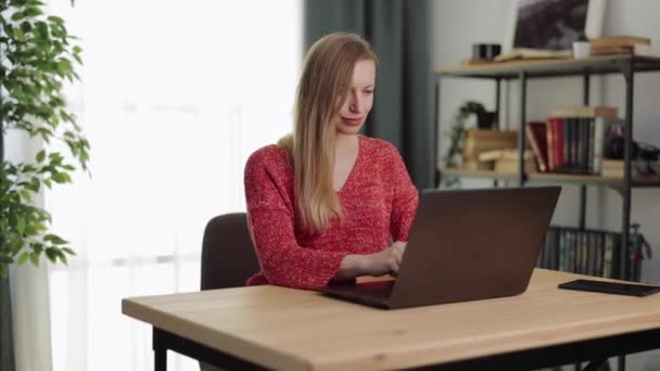 Frau benutzt Laptop zu Hause — Stockvideo