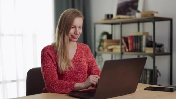 Blond werken op laptop — Stockvideo