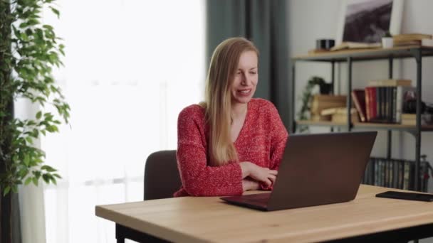 Laptopgebruik voor videochat — Stockvideo