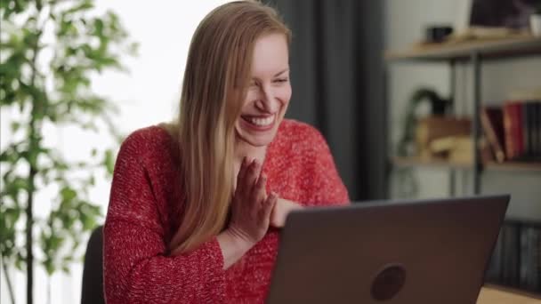 Mujer emocionada teniendo chat de vídeo — Vídeos de Stock