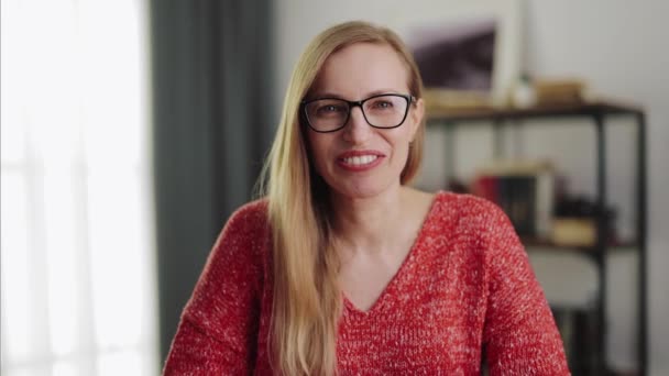 Woman talking during video call — Stock Video