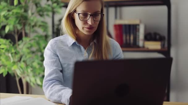 Woman using laptop for work — Stock Video