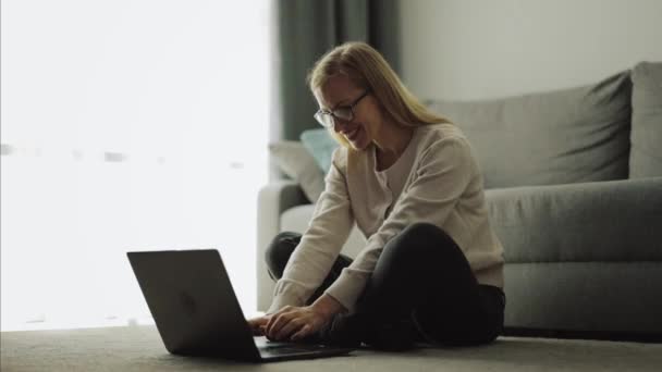 Mujer en casa con portátil — Vídeos de Stock