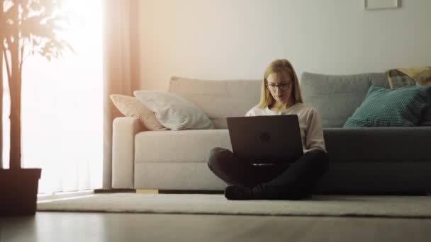 Woman using laptop at home — Stock Video