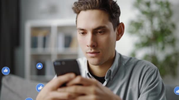 El hombre está recibiendo gustos con el teléfono inteligente — Vídeo de stock