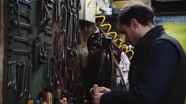 Homme avec tournevis à l'atelier — Video