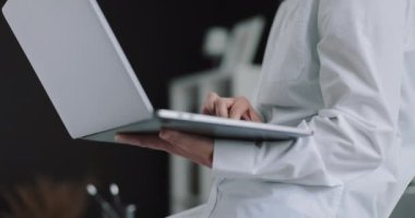 Dizüstü bilgisayar tutan kadın